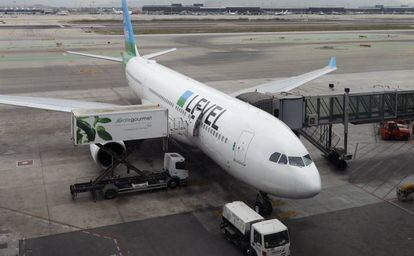 Avión de Level en el vuelo inaugural entre Barcelona y Santiago de Chile, el 31 de marzo pasado.