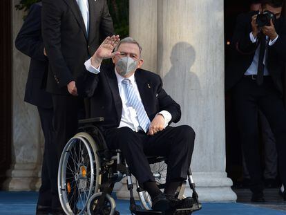 El antiguo rey de Grecia, Constantino, a su llegada a la boda de su hijo Felipe en la catedral de Atenas, el 23 de octubre de 2021.