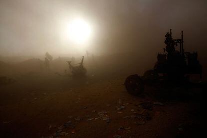 Un grupo de rebeldes corre en medio del polvo provocado por el bombardeo aéreo del Ejército de Gadafi sobre posiciones en Ras Lanuf.