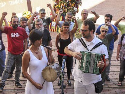 Los miembros de la CUP en el Fossar de les Moreres.