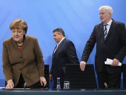 La canciller Angela Merkel y sus dos socios de Gobierno, el socialdemócrata Sigmar Gabriel, y el socialcristiano Horst Seehofer, en la presentación en Berlín del acuerdo de los tres partidos sobre integración de refugiados.