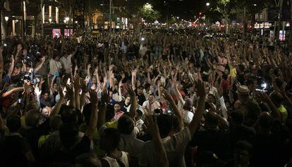 Los taxistas barceloneses votan a favor de abandonar la protesta.