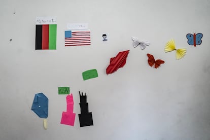 Flags of Afghanistan and the United States made by refugee children in Mexico City.