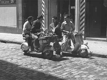 Un grupo de jóvenes, en las calles de Madrid en los años cincuenta.