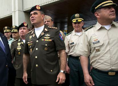 En esta foto de archivo del 30 de junio de 2016, el ministro de Defensa de Venezuela, general Vladimir Padrino López, a la izquierda, durante un recorrido de seguridad. 
