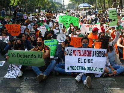 Estudiantes del  CIDE, la UDLAP y la UdeG marchan hacia el Senado para defender la autonomía universitaria, este martes en Ciudad de México.