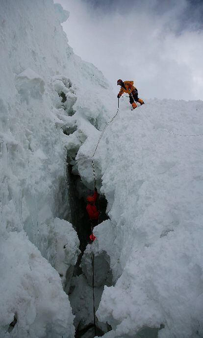 El equipo de rescate busca a los desaparecidos en la cara sur del Annapurna