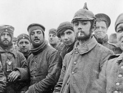 Soldados alemanes y británicos fuman juntos durante la llamada 'tregua de Navidad' de 1914.