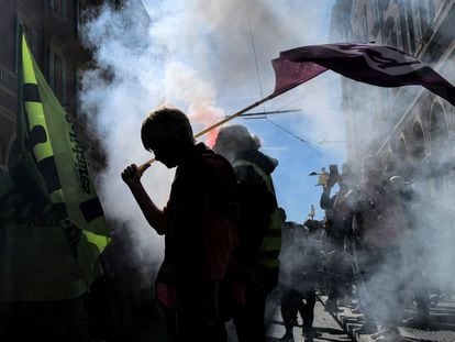 Protestas en Niza por la reforma de pensiones planteada por Emmanuel Macron, este lunes.