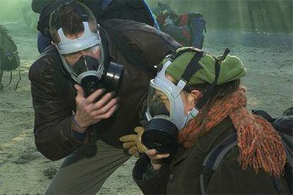 Dos periodistas utilizan máscaras de gas durante un simulacro de ataque con armas químicas organizado por el Ejército estadounidense en 2003.