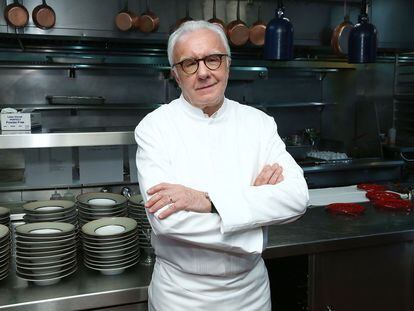 El chef Alain Ducasse posa en las cocinas de Benoit Bistro durante la serie de cenas del Bank of America presentadas por The Wall Street Journal en octubre de 2017 en Nueva York.