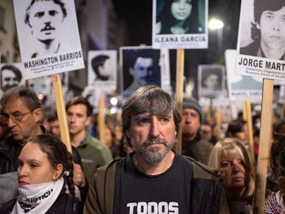 Personas participan en la marcha del silencio, en Montevideo, Uruguay.