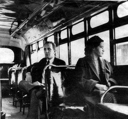 Rosa Parks en un autobús de Montgomery junto a un hombre blanco.