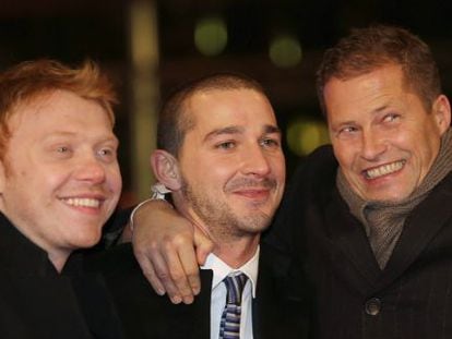 Rupert Grint (izquierda), Shia LaBeouf (centro) y Til Schweiger, en la proyecci&oacute;n de gala de &#039;La necesaria muerte de Charlie Countryman&#039;.