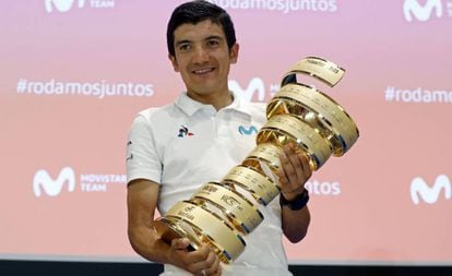 Richard Carapaz, con el trofeo de ganador del Giro.