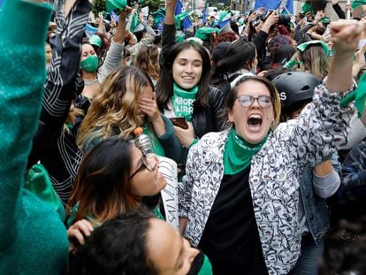 Mujeres celebran la decisión de la Corte Constitucional de aprobar la despenalización parcial del aborto este lunes en Bogotá.