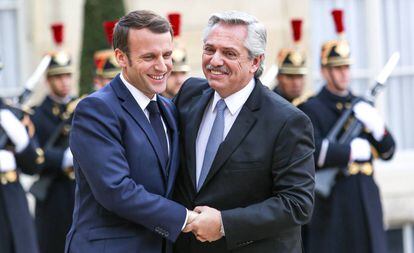 Alberto Fernández (dcha) es recibido en París por Emmanuel Macron.