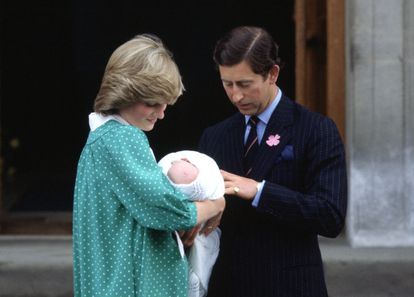El príncipe de Gales, y  su esposa en ese momento, Diana de Gales, salen del hospital St. Mary's de Londres con su primer hijo, el príncipe Guillermo, el 22 de junio de 1982.