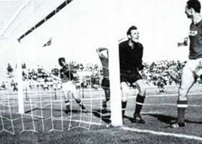Yashin, portero de la URSS, tras recibir el &quot;gol ol&iacute;mpico&quot; de Colombia en el Mundial de 1962.