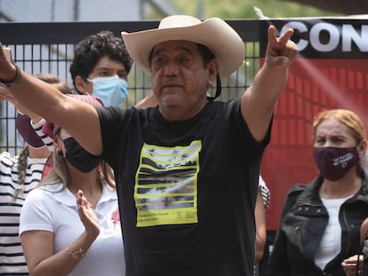Félix Salgado Macedonio, en el plantón afuera del INE en Ciudad de México.