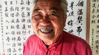 He Wen Hua, de 85 años, es uno de los mejores calígrafos de Jianshui. Ofrece sus trabajos en un pabellón de los jardines del palacio Zhu, una joya de la arquitectura Qing, con más de 40 patios.