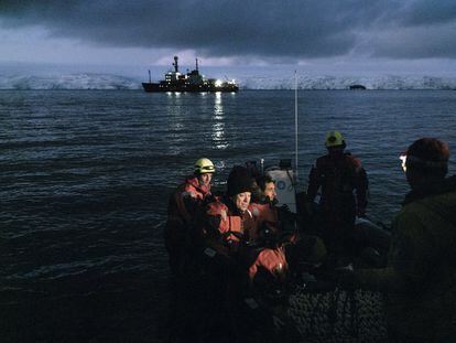 Traslado de investigadores y personal desde la base española Juan Carlos I al buque oceanográfico Hespérides, que aparece al fondo, el pasado 27 de febrero.
