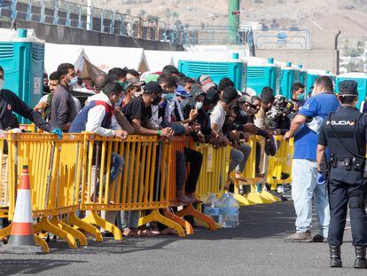 Un grupo de inmigrantes en el muelle de Arguineguín (Gran Canaria), este lunes.