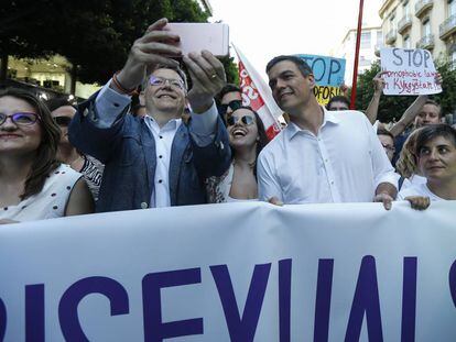 Desde la izquierda, Oltra, Puig y Sánchez en la manifestación del Orgullo Gay de Valencia.