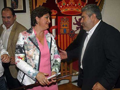 María de los Ángeles Herrera, alcaldesa de Ciempozuelos, junto a su antecesor en el cargo.