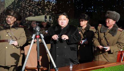 El líder nord-coreà Kim Jong-un en un concurs d'artilleria.