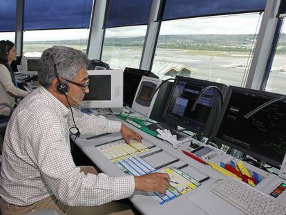 Controlador aéreo en la torre de Madrid Barajas.