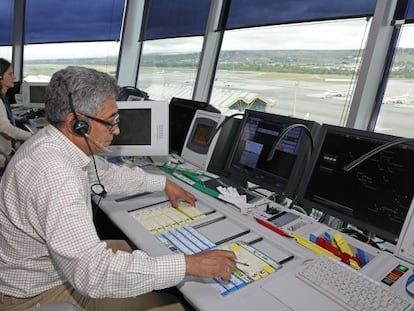 Controlador aéreo en la torre de Madrid Barajas.