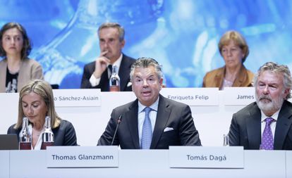 Grifols CEO Thomas Glanzmann, in the center, during the company's General Shareholders' Meeting.