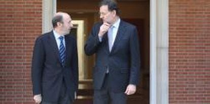 El presidente del Gobierno recibe al jefe de la oposición en la puerta del Palacio de La Moncloa