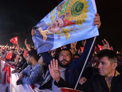 Partidarios del presidente reelecto, Recep Tayyip Erdogan, fuera del palacio presidencial en Ankara, el pasado domingo.
