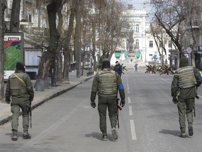 Soldados ucranios patrullan por las calles de Odesa.