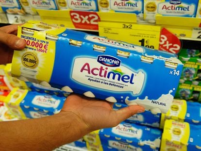 Un paquete de Actimel en un supermercado.