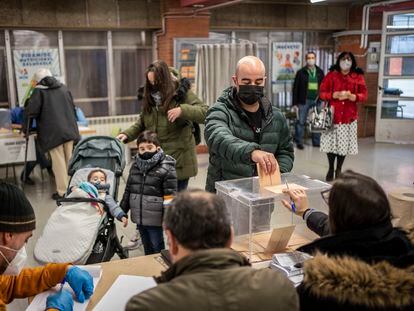 Un hombre deposita su voto en los comicios de Castilla y León, el domingo, en el colegio Cardenal Mendoza, en Valladolid.