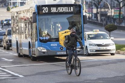 Un ciclista, pedaleando por un ciclocarril en la calle de Alcalá, cerca de Cibeles.