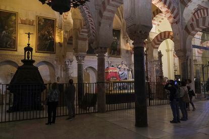 Una imagen de la Mezquita Catedral de Córdoba, con una escultura de san Pedro.