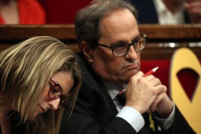 Quim Torra y Elsa Artadi durante la sesión de investidura en el parlamento de Cataluña este sábado.