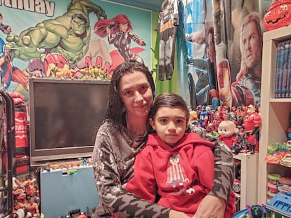 Mely Rodríguez, que se reinfectó de covid en Navidades, y su hijo Sergio, de seis años, ambos enfermos de covid persistente, en su casa de Gijón.