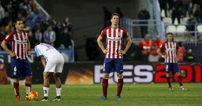 Torres se lamenta, durante el partido contra el M&aacute;laga.