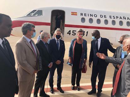 El ministro del Interior, Fernando Grande-Marlaska, a su llegada a Nuakchot (Mauritania).