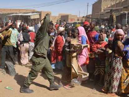 Un soldado maliense intenta dispersar una multitud que asalta una tienda perteneciente a un vecino &aacute;rabe, en Tombuct&uacute;.
 
