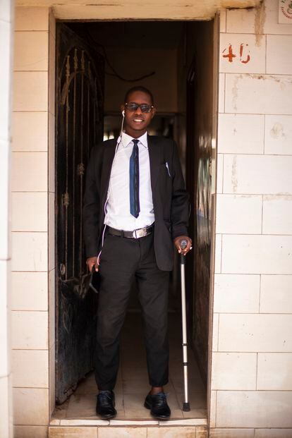 Brahim Aidara Ndiaye, de 29 años, nació en Saint Louis, al norte de Senegal, pero cuando tenía 10 se trasladó con su familia a Guediawaye, en la periferia de Dakar. Hizo dos bachilleratos, en árabe y francés, e ingresó en la universidad para estudiar Sociología. A los 22 años empezó a tener problemas para subir escaleras y hacer deporte. Sufre disfernilopatía, un tipo de distrofia muscular hereditaria. Pese a ello, logró terminar los estudios y en 2018 fundó la asociación Taxawuma para luchar por los derechos de las personas con discapacidad. Cuatro miembros de su familia padecen la misma enfermedad.