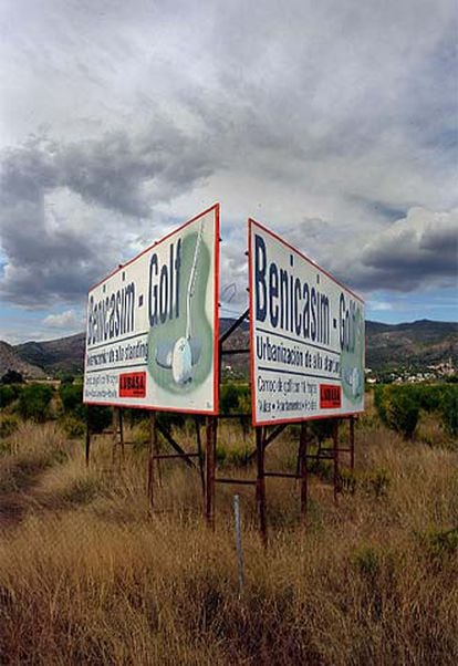 Carteles publicitarios de una futura urbanización en Benicàssim.