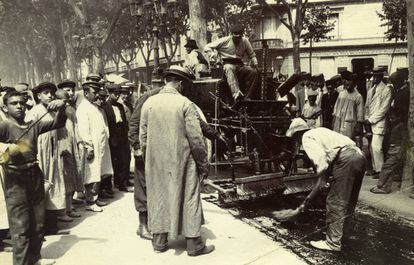 Obres d'asfaltat del passeig de Gràcia, el 1908.