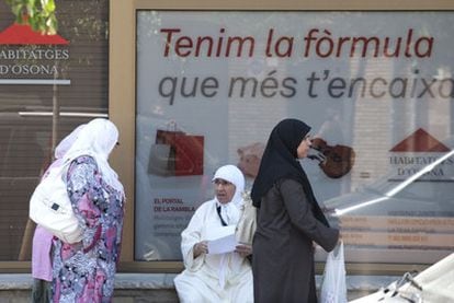 Mujeres con velo en Vic (Barcelona), ciudad que tiene un 26% de población inmigrante.