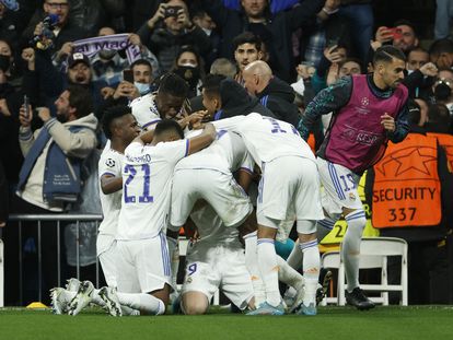 Los jugadores del Real Madrid celebran el segundo gol ante el Chelsea sobre el césped del Santiago Bernabéu.